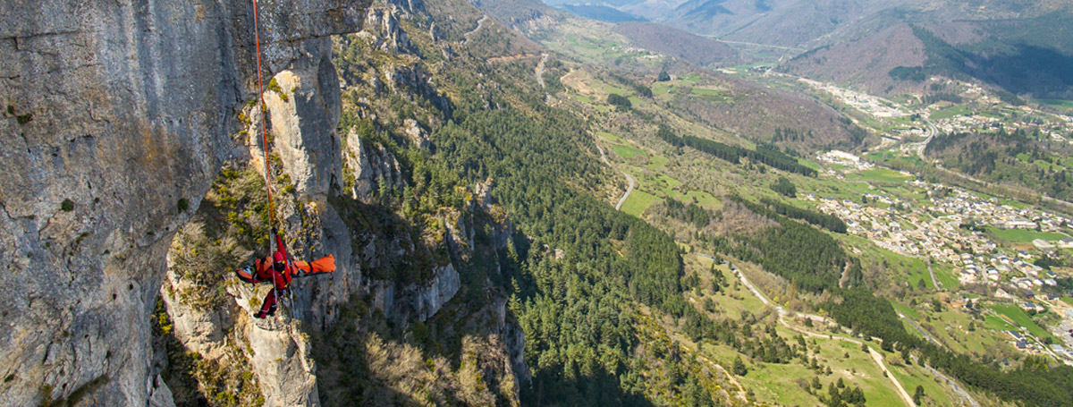 Operación de rescate por cuerdas con camilla en una pared de roca, fotografía de Petzl